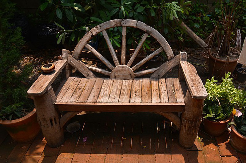 Proteggi i tuoi mobili da giardino con olio di teak