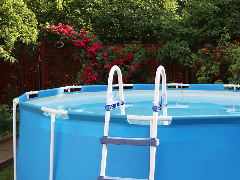 Como limpar uma piscina removível?