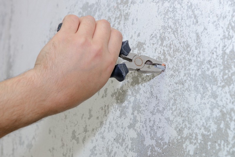 Wie kann man Holzpflöcke von der Wand entfernen?