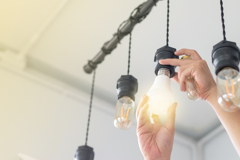 Substitua o tubo fluorescente por um LED