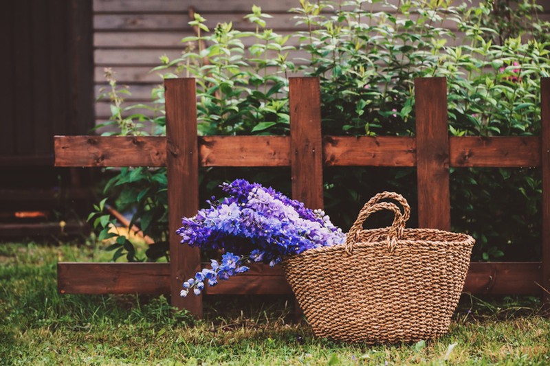 Installation of an exterior wooden fence